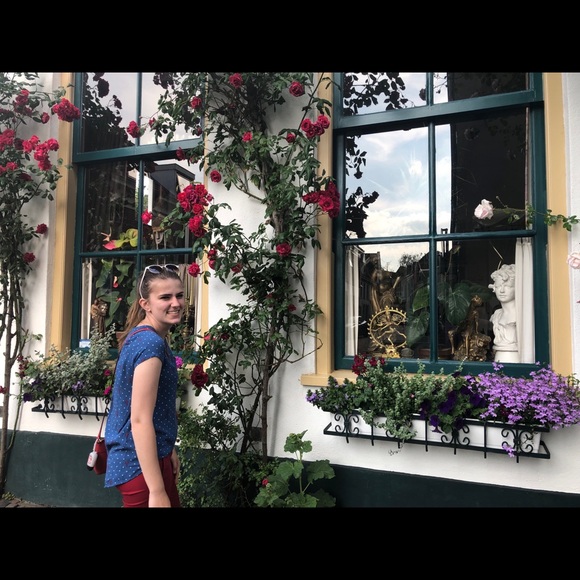 Meet your Posher, Courtney - Picture 3 of 4